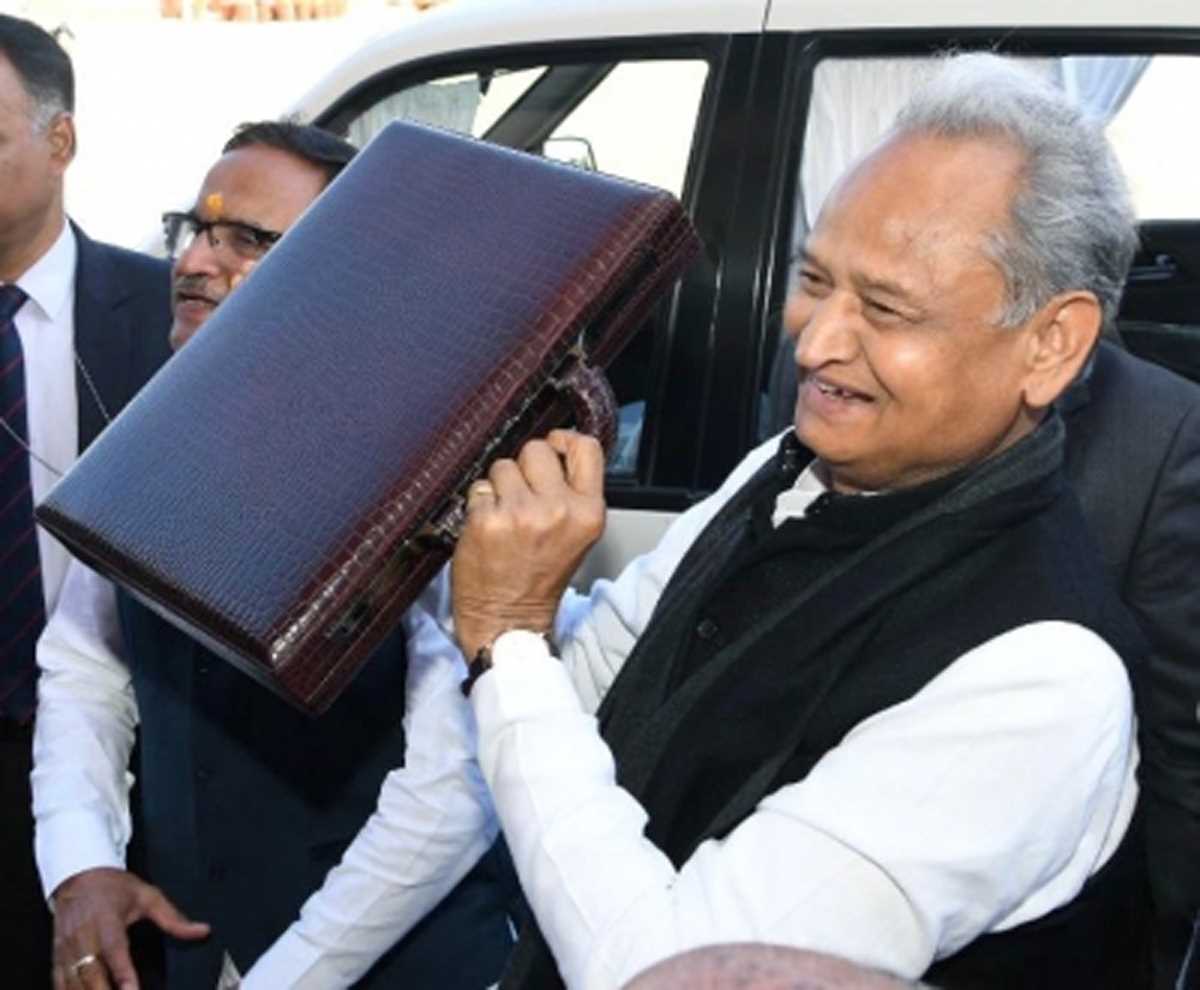 बजट में गड़बड़ी के लिए पार्टी को दोषी नहीं ठहराने के लिए भाजपा ने गहलोत को धन्यवाद दिया बजट में गड़बड़ी के लिए पार्टी को दोषी नहीं ठहराने के लिए भाजपा ने गहलोत को धन्यवाद दिया